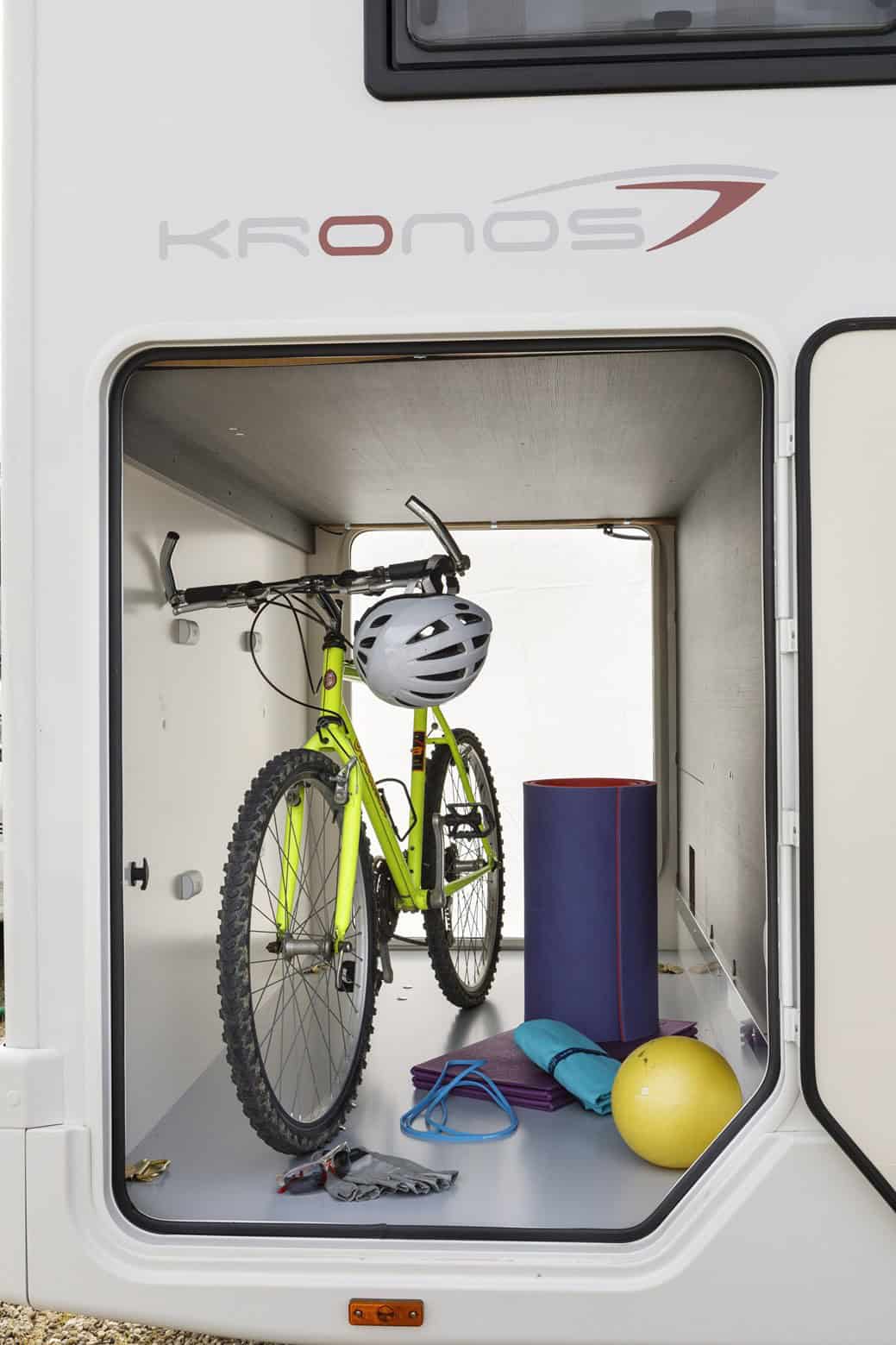 Roller_Team_Kronos 284M_stivaggio_gavone_camper_bici_a1800x900